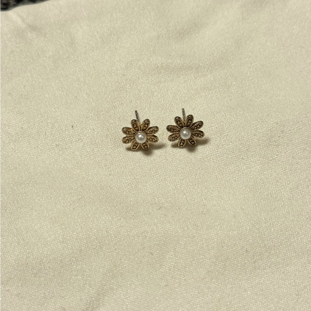 Small gold and pearl flower stud earrings